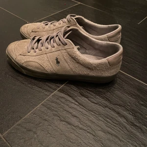 Gråa ralph lauren skor - Säljer snygga ralph lauren skor för ett bra pris, nypriset på dessa var ca 1599kr skick 8/10 tvättas ävdn innan leverans!