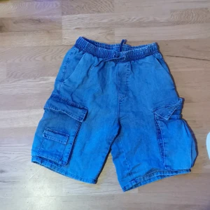 Blå jeansshorts med resårmidja - Finns inte längre på H&M så typ limited edition