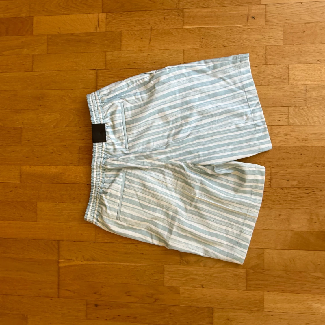 Randiga blå och vita shorts från J.Lindeberg - 1