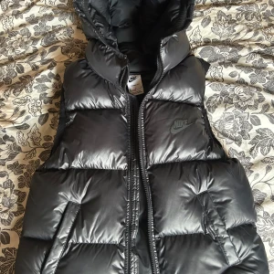 Nike väst  - Kommer inte till användning, den är i nyskick då jag knappt använt den. De står strl M men de är  barnstorlek på den men den passar mig som har xs då den är större i storlek. Skicka för fler bilder🖤nypriset va 900kr