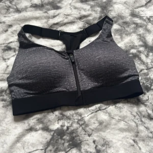 Topp - En topp/bh med en dragkedja 