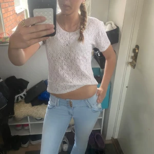 Ljusblå lågmidjade jeans - Skit snygga ljusblå low waist jeans! Storlek M men de är små i storleken💓 skulle säga att de passar nån som e ca 167-171cm lång. Aldrig använda då de var för korta direkt.