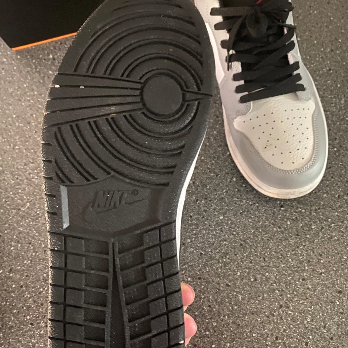 Nike Air Jordan 1 Low i vitt och grått - 3