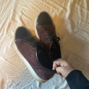 Vinröda sneakers från Lanvin -  Sälj dessa feta lanvin Skick8/10 Enda är att hälen på insidan är trasig, men syns ingenting med skorna på. Den sulan som jag fick med får du med men har ingen extra sula Som inte kommer med. Lär påse får så klart med fraktar inom en dag