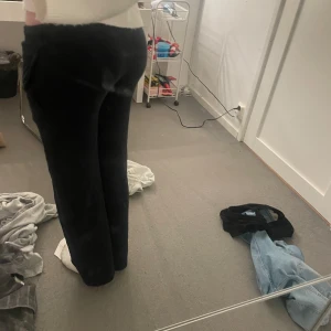 Lågmidjade mjukisbyxor - Mysiga svarta mjukisbyxor med låg midja. Från bikbok i storlek xs modellen heter low waist mjukisbyxa, säljer då jag tycker dom är lite för små. Nypris 400kr