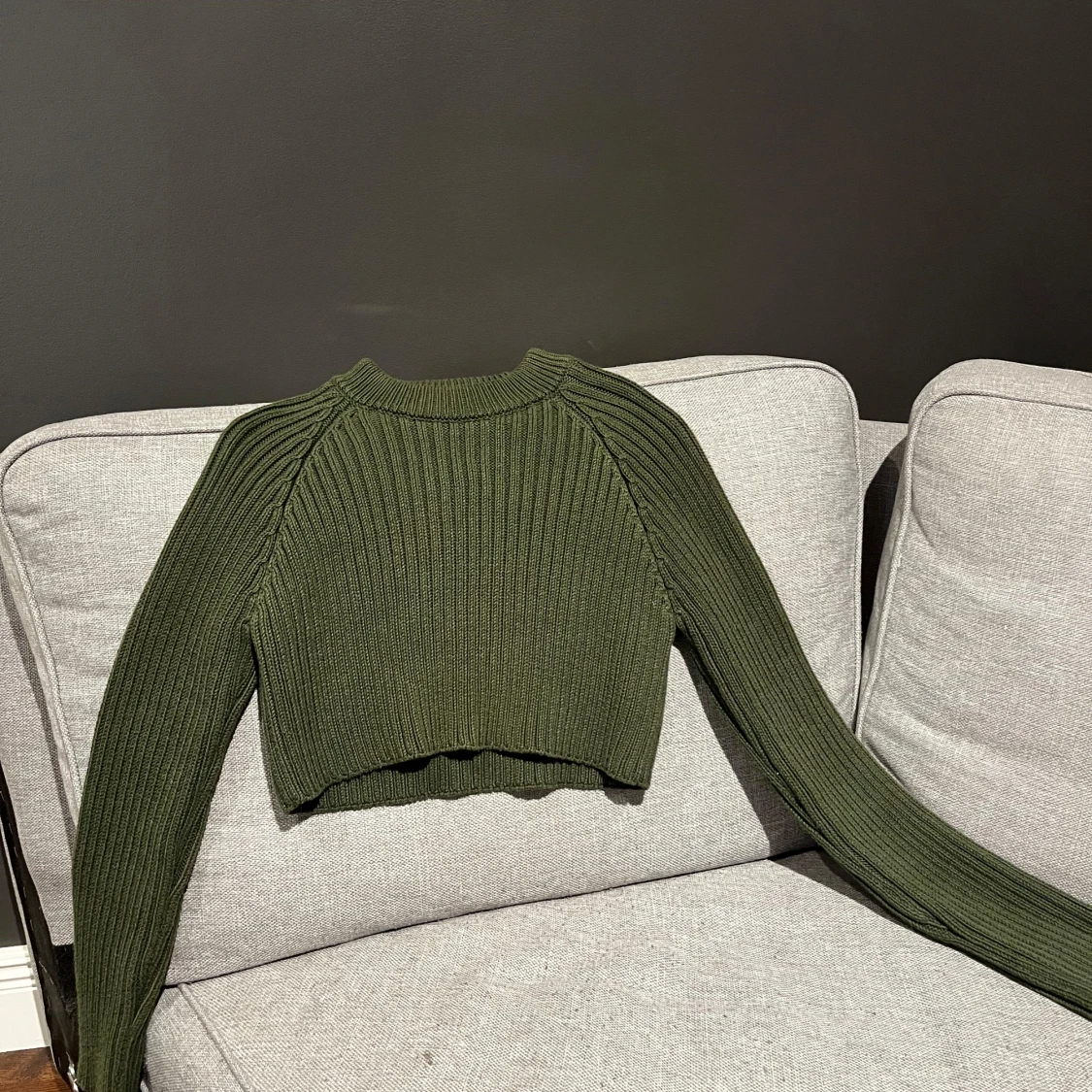 Olivgrön croppad stickad tröja från Zara