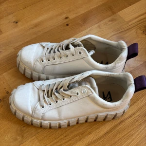 Vita chunky sneakers  - Eytys, använda fåtal gånger🩷 inga defekter förutom lite smuts som jag tvättar av innan jag skickar!😊 kan sänka till 400 vid snabbt köp