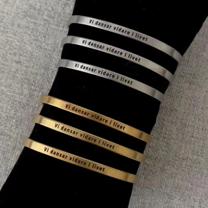 Armband i silver och guld med text - Stilrena armband i både silver- och guldfärg med valfri text ingraverad. Perfekt accessoar för att bära ett inspirerande budskap varje dag. Skriv vad ni vill att det ska stå så fixar vi armbandet