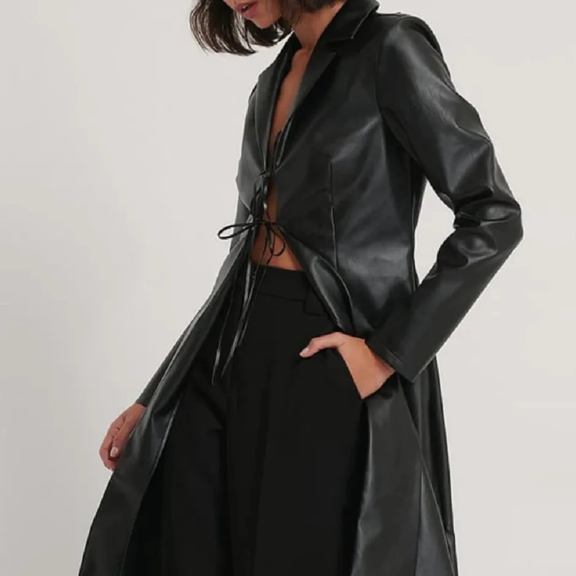 Svart lång skinnjacka med snörning - 2