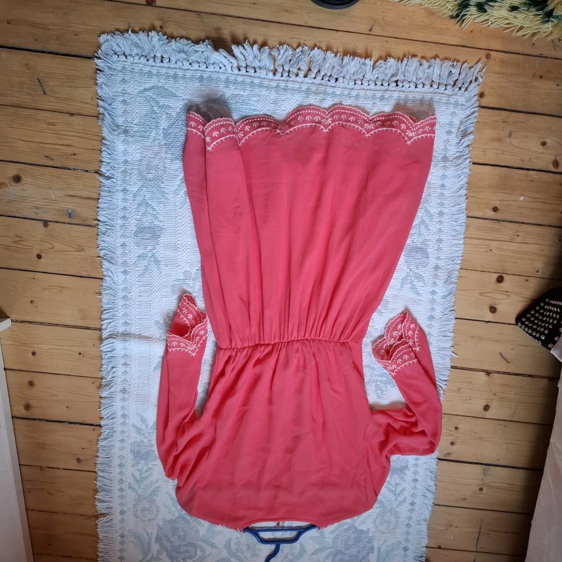 Korallrosa långklänning med broderade detaljer - 2