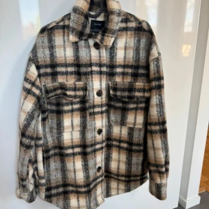 Jacka  - Jacka ifrån Bershka, storlek Xs-s🦋