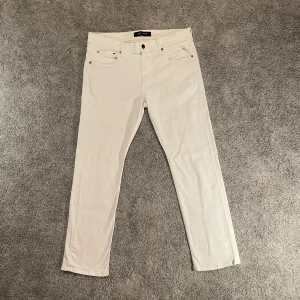 Vita Replay jeans regular fit - skick 8,5/10 | storlek W32L30 | Mått midja:42cm Längd:98cm | modell regular fit | fint skick utan några riktiga defekter eller fläckar, nytvättade såklart.