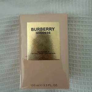 Burberry Goddess Eau de Parfum 100 ml - Burberry Goddess 100 ml Eau de Parfum och doften har en vegansk formula. Oöppnad!