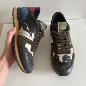 Valentino Rockrunner - Snygga Valentino Rockrunner i fint skick pris är ej hugget i sten inget og kommer med 