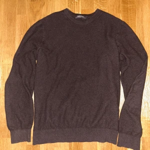 Brun stickad tröja från Dressmann - Säljer en brun stickad tröja från Dressmann i storlek M. Tröjan har rund halsringning och långa ärmar, med diskret strukturmönster i materialet. Perfekt för en stilren outfit. Skriv för mer info! 🌟