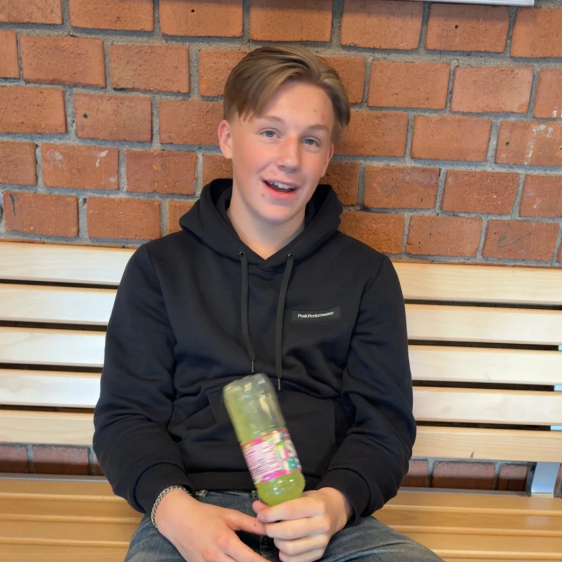 Svart hoodie från Peak Performance