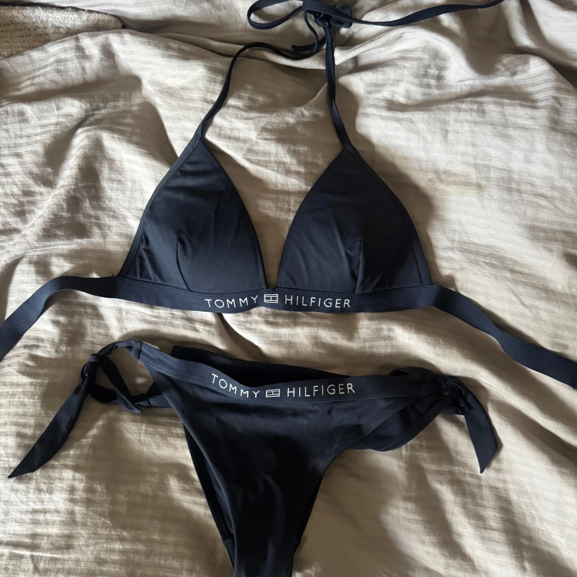 Marinblå bikini från Tommy Hilfiger