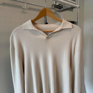 These Glory Days Kofta - Kofta från These Glory Days. Tröjan är beige och storleken är Small. Koftan är använd 2 gånger så skicket är extremt bra