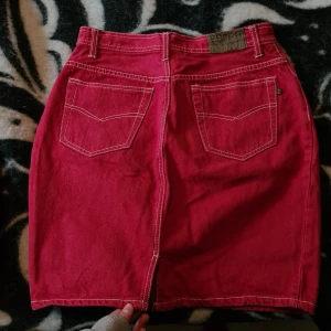 Röd jeanskjol från Esprit! - Cool och unik röd jeanskjol från Esprit. Storleken säger 42 men skulle säga att den absolut funkar som en 38a.