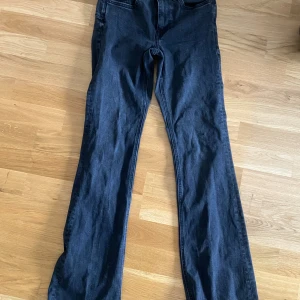 Svarta bootcut jeans från Zara - Säljer ett par svarta bootcut jeans från Zara. Klassisk femficksmodell med normal passform upptill och utsvängda ben. Perfekta till vardags och lätta att matcha med olika toppar.