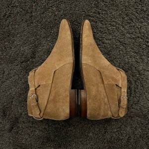 Saint Laurent Jodphur boots  - Yves Saint Laurent Paris Wyatt jodhpur boots designade av Hedi slimane.  I mycket bra skick. storlek 42 men passar 43 i en fantastisk ljusbrun tobaksfärg. Kostar över 12,000kr nya.  använde mycket lätt endast vid event och större tillställningar . Inga defekter eller skador på skor. Det absolut enda man kan se på skorna är undersidan . Unika som fan och du kommer inte se dessa någon annan stans. Har även helt ny sula. 