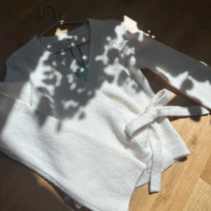 Stickad tröja från Gina Tricot - Jättefin tröja från Gina tricot med alla lappar kvar, har inte kommit till användning! Strl S, säljer för 200 kr