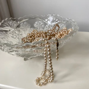 Trasiga pärlhalsband  - Fyra trasiga pärlhalsband som behöver träs om. Äkta pärlor 