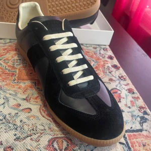 Maison Margiela Gat skor i svart - Maison Margiela i svart perfekt till sommaren! Dustbag och skokartong ingår! 