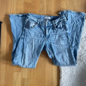 Ljusblå jeans från Zara - Säljer ett par ljusblå jeans från Zara i storlek 164 (13-14 år).  De är low waist bootcut. Aldrig använda men köpt på Vinted. Tyvärr har bandet på ena sidan som man spänner in midjan med gått sönder. Annars i fint skick.💗