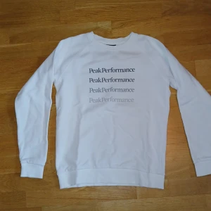 Vit Peak Performance Sweatshirt  - Säljer vit Peak performance sweatshirt som jag vuxit ur.                                                                         Pris kan diskuteras 
