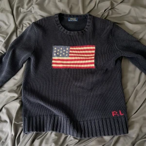 Ralph lauren tröja - Ralph lauren tröja med usa flagga. Säljer då den inte passar längre. Kom med prisförslag eller byten😁