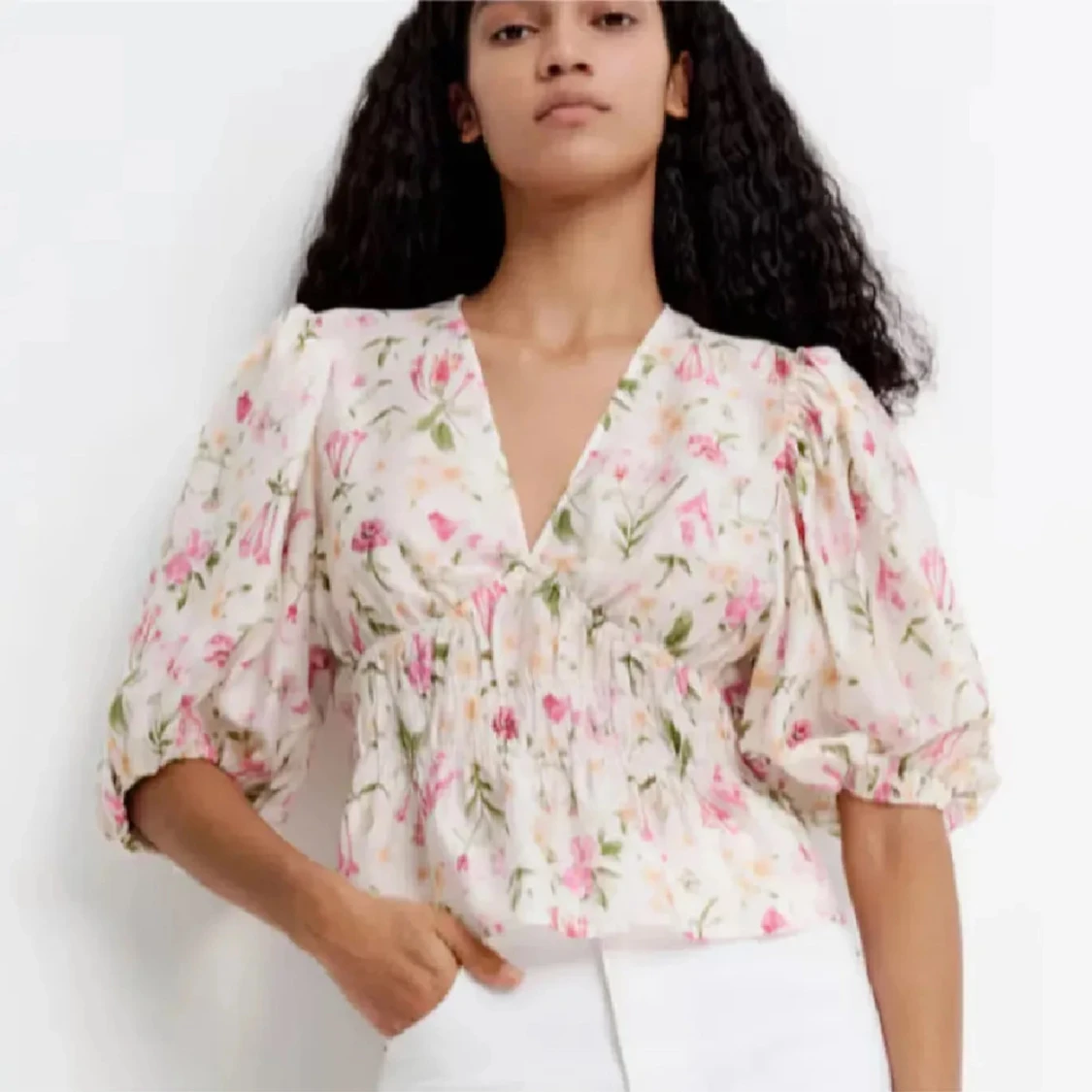Blommig blus med puffärmar från h&m