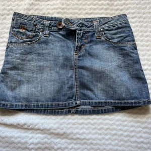 Jeanskjol från Waxy - Säljer denna jätte fin blå jeanskjol från Waxy. Knappt använd, sitter jätte fint nu till sommaren. Skriv om du är intresserad, tryck inte på köp nu💞