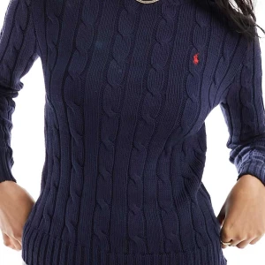 Mörkblå stickad tröja från Polo Ralph Lauren - Säljer en mörkblå stickad tröja från Polo Ralph Lauren i storlek XS! Tröjan är knappt använd och passar perfekt till alla stilar🤗