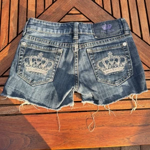 Jeansshorts från Rock & Republic x Victoria Beckham - Mörkblå jeansshorts från Victoria Beckham i storlek 25. Jag säljer dom för att dom inte passar mig då jag köpte dom begagnade💕om man har några frågor är det bara att skriva 😊💕