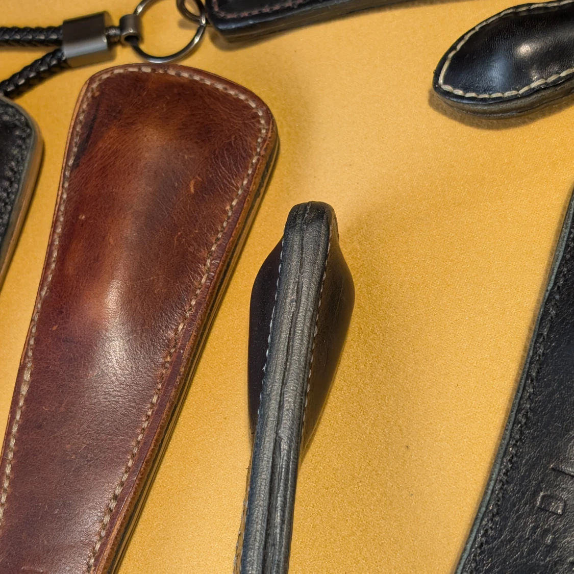 Glashammare i skinn med snodd - 1