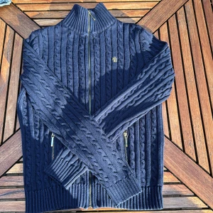 Mörkblå kabelstickad jacka från Lauren Ralph Lauren - Säljer en mörkblå kabelstickad jacka från Ralph Lauren. Köpte den begagnad men tyvärr så passade den inte. Bara att skriva om man har frågor 💕😊