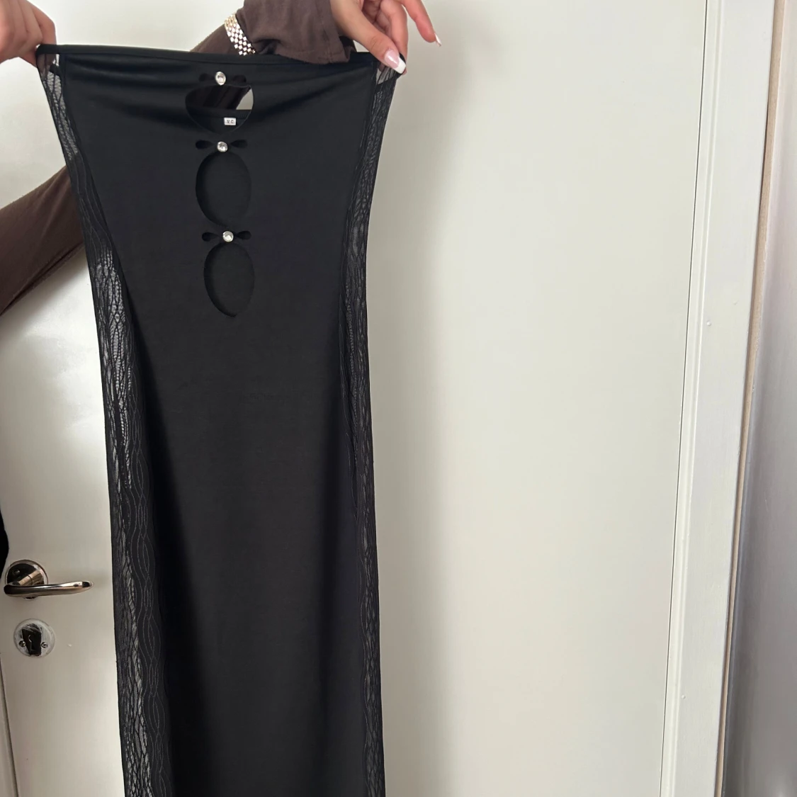 Svart långklänning med cut-outs