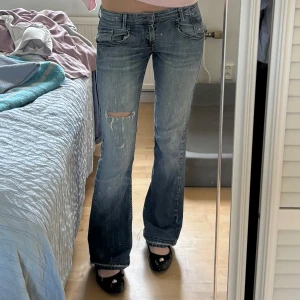 lågmidjade bootcut jeans - Low waist bootcut jeans, vintage från levis köpta second hand i Paris!! Älskar dessa, men behöver pengar så det är endast därför jag säljer Midja: 37cm Innerbenslängd: 80cm Lite slitningar vid baksida häl men inget som påverkar (sista bild) Uppe igen pga oseriös köpare