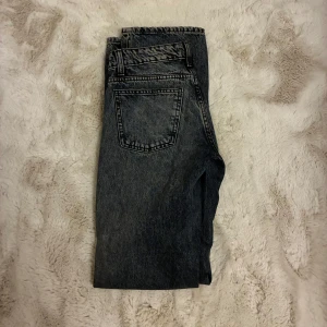 ZARA JEANS - Säljer dessa as snygga jeans från ZARA. Har använt de en gång men de är för långa för mig. De är lågmidjade💕