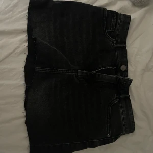 Jeanskjol - Så din jeanskjol från Only🥰 strlk är 36 men då sitter den lite högmidjat så om man vil ha den lågmidjat så passar 32-34 bra🥰