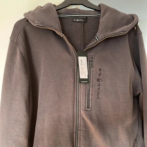 HELT NY Sail racing hoodie - HELT NY Sail racing hoodie köpt på NK för 1500kr! Kvitto från NK finns! Säljer pågrund av att jag aldrig använt den och den är för stor för mig. Tveka inte på att ställa några frågor!🤩🤩