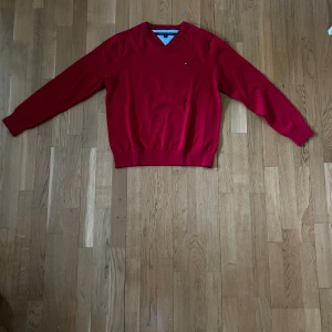 Tommy hilfiger tröja - Jätte snygg  tommy hilfiger tröja helt ny i storlek S pris kan diskuteras