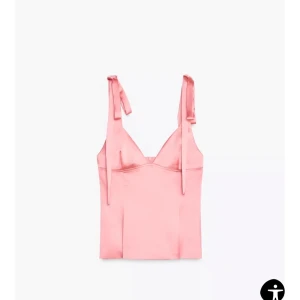 Rosa satinlinnetopp med knytband - Supersöt rosa linnetopp i satin med knytbara axelband. Toppen har en figurnära passform och en lätt glansig yta som ger en lyxig känsla. Perfekt att styla med jeans eller kjol för en trendig look. Bara testade en gång, säljer för att den är förstor. Pris kan diskuteras 