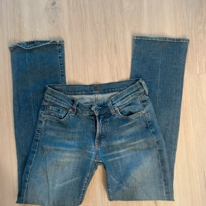 Lågmidjade jeans  - Lågmidjade bootcut jeans från 7 for all mankind💞storlek 26/32 Midjemått: 39cm rakt över  Innerbenslängd: 76cm. Upptäckte två små ”hål” när jag fotade dom, tror dock inte de går helt igenom tyget och inget jag nånsin märkt av när jag haft de på mig