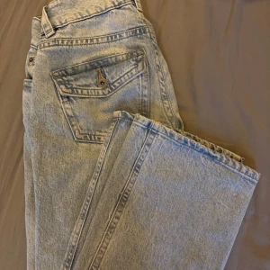 Ljusblå jeans från Perfect Jeans - Säljer ett par ljusblå jeans från Gina, bootcut på dem. Använda men sparsamt samt inga slitage på dem.