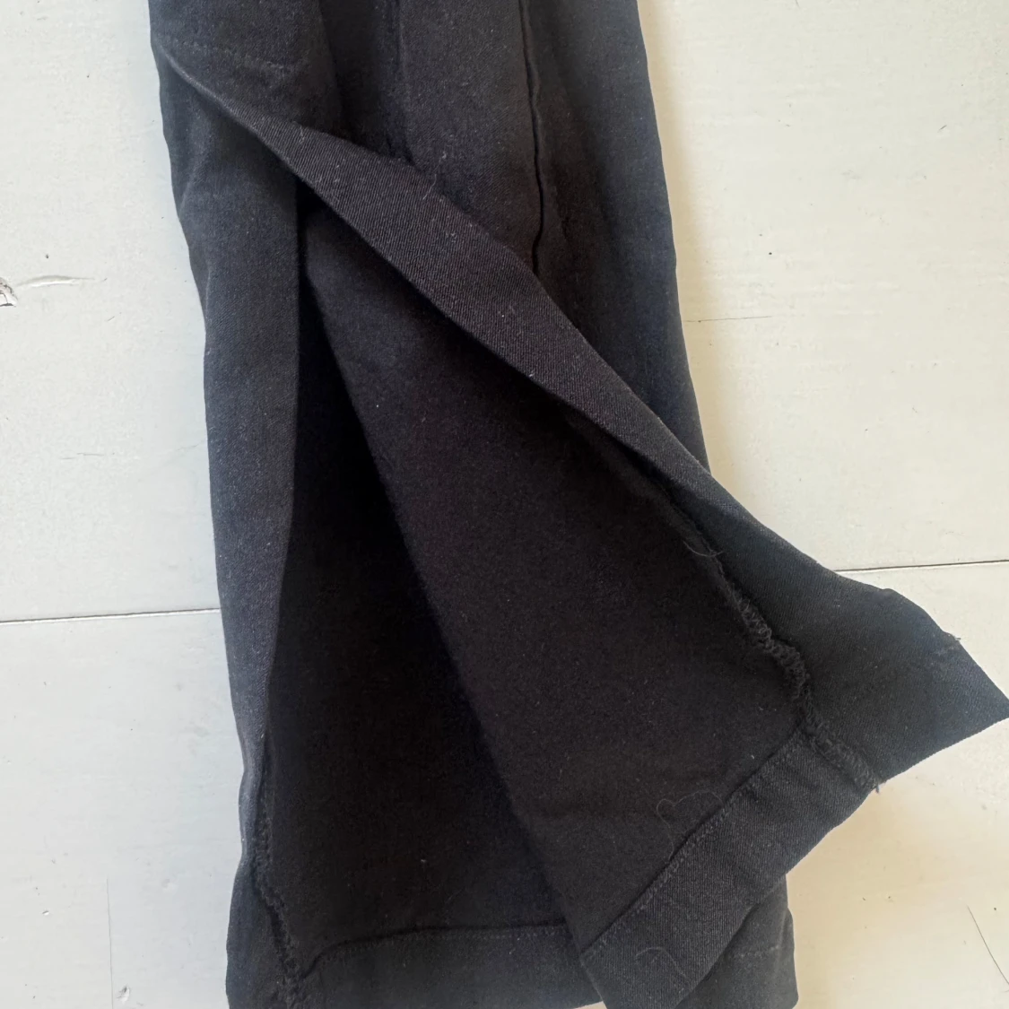 Svarta bootcut byxor med slits xs - 2