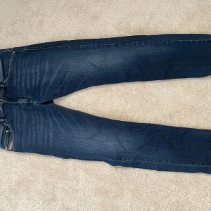 Mörkblå Diesel Thavar-XP jeans  - Säljer ett par mörkblå jeans från Diesel, modell Thavar-XP. Säljer då de är för små