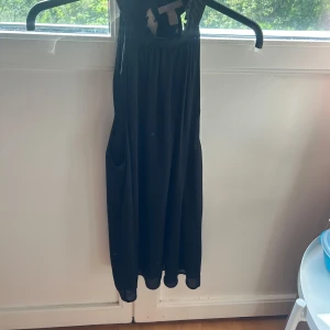 Svart festlinne  - En så fin svart topp som passar perfekt till både jeans och kjol. Den har två knappar uppe vid halsen och den ena knappen är tyvärr trasig men inget som inte går att fixa. 