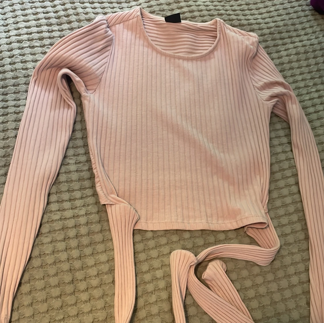 Ljusrosa ribbad croppad topp med knyt - 2